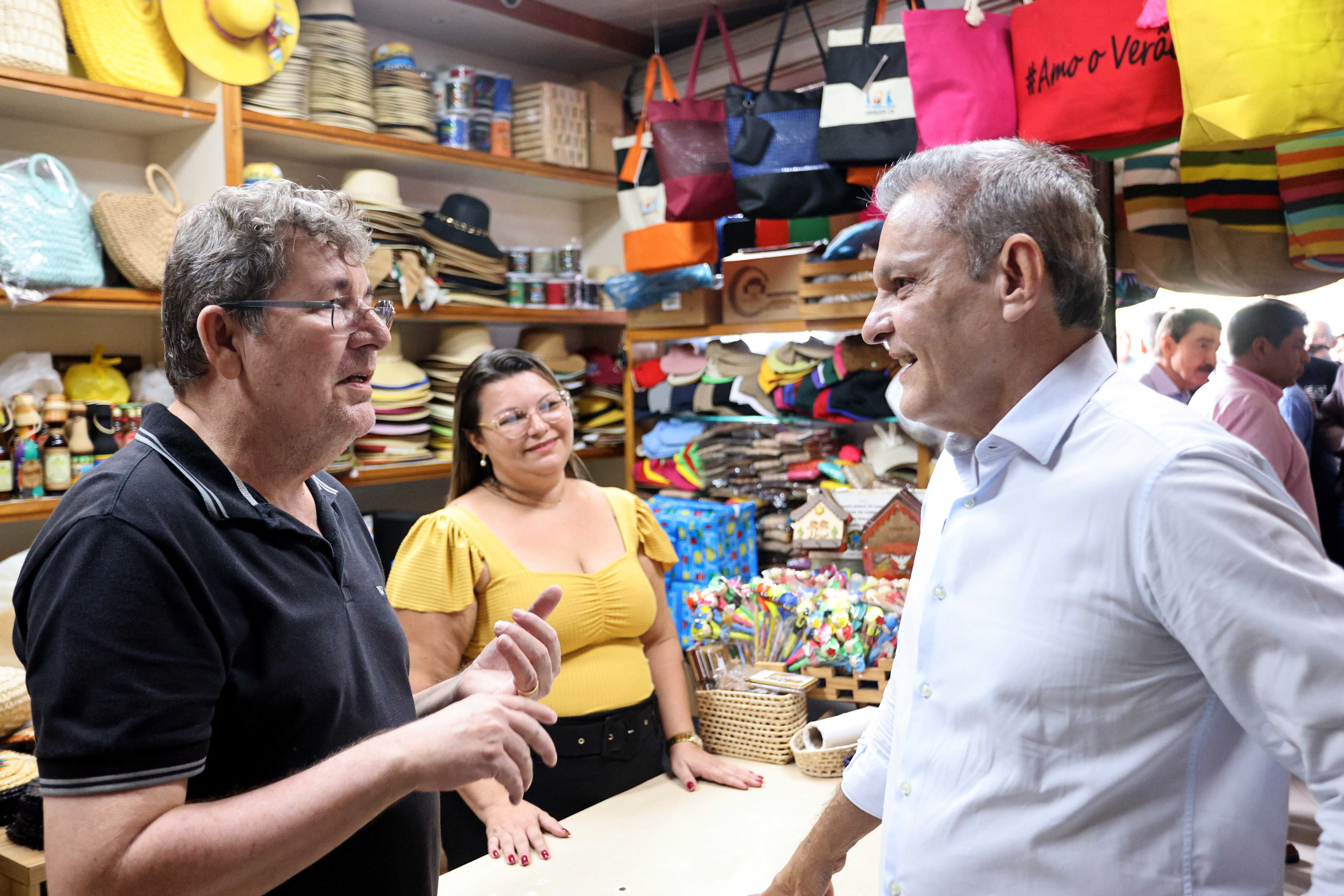 prefeito conversa com comerciantes